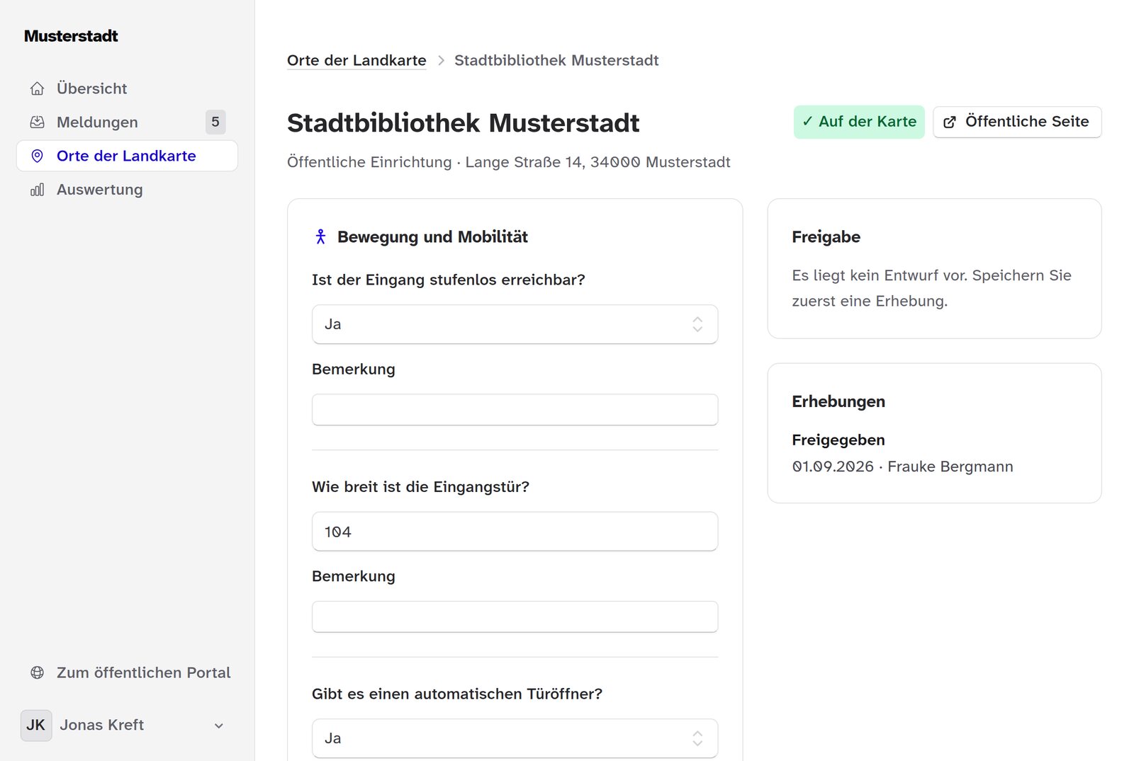Ansicht des Erfassungsbogens im Verwaltungsbereich: Stadtbibliothek Musterstadt, Fragen zur Gruppe Bewegung und Mobilität, darunter stufenloser Eingang mit Antwort Ja und Türbreite 104 cm. Rechts der Stand der Freigabe und die Erhebung vom 01.09.2026 durch Frauke Bergmann.