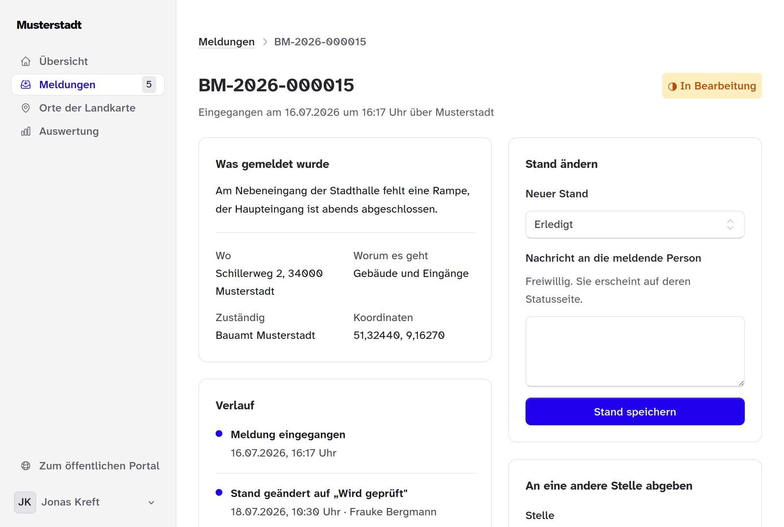 Ansicht eines Vorgangs im Verwaltungsbereich: Meldung BM-2026-000015 mit Beschreibung, Standort, Kategorie und zuständiger Stelle. Der Stand ist „In Bearbeitung“, darunter der Verlauf mit Zeitpunkten.